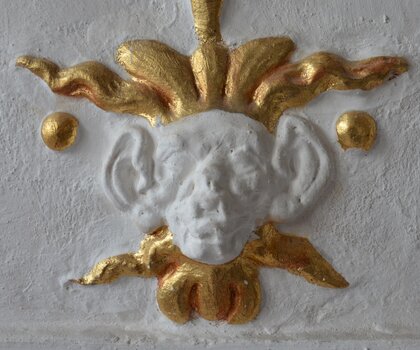 Tvář pod římsou "skřet"